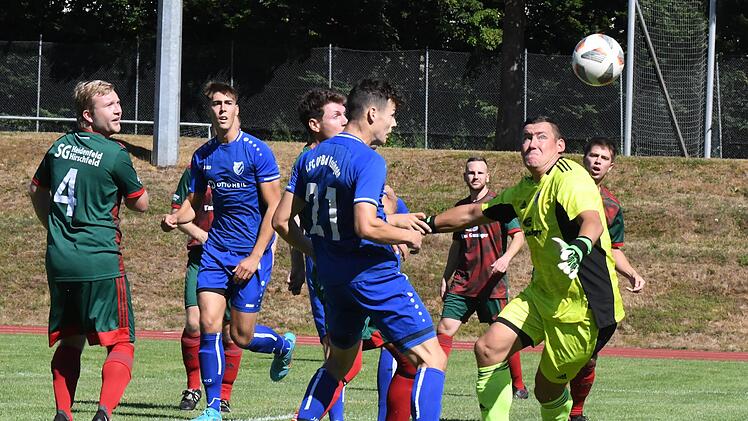 Der Dosenöffner: Im Spiel gegen die SG Heidenfeld trifft Jan Krettek (Bildmitte) per Kopf zum 1:0. Ein frühes Tor würde den 06ern auch im Spiel gegen Ettleben helfen, um im dritten Saisonspiel ungeschlagen zu bleiben. Foto: Hopf