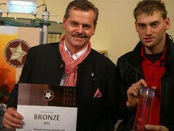 Bronzemedaille in der Kategorie German-Style, Kellerbier, dunkel: Braumeister Jürgen Münch und sein Sohn Mario freuen sich über die Auszeichnung für Schübels ,A fränkisch', das beim European Beer Star am Montag die  Bronzemedaille bekommen hat. Fotos: privat