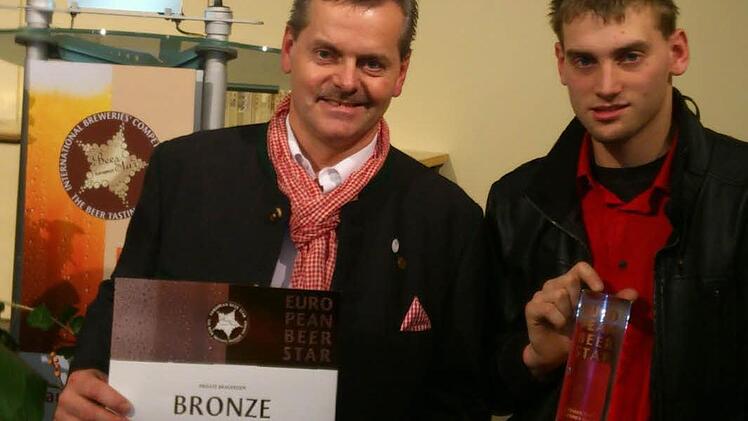 Bronzemedaille in der Kategorie German-Style, Kellerbier, dunkel: Braumeister Jürgen Münch und sein Sohn Mario freuen sich über die Auszeichnung für Schübels ,A fränkisch', das beim European Beer Star am Montag die  Bronzemedaille bekommen hat. Fotos: privat