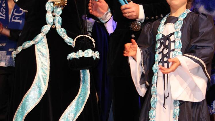 Das Baiersdorfer Prinzenpaar des MCC, Katja I. (Jungkunz) und Steffen II. (Höfler), feierte ausgelassen mit. Der Prinz hatte auch seine Tochter Mariella mitgebracht, die eifrig mitklatschte.