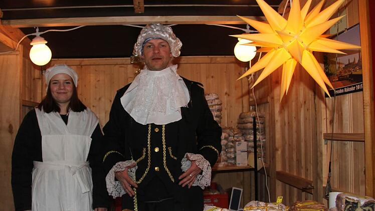 An Milena Ott und Dirk Bähr von der Dresdner Botschaft kommt niemand vorbei - die Dresdner kredenzen original Stollen aus der Sachsen-Metropole. Foto: Sonja Adam
