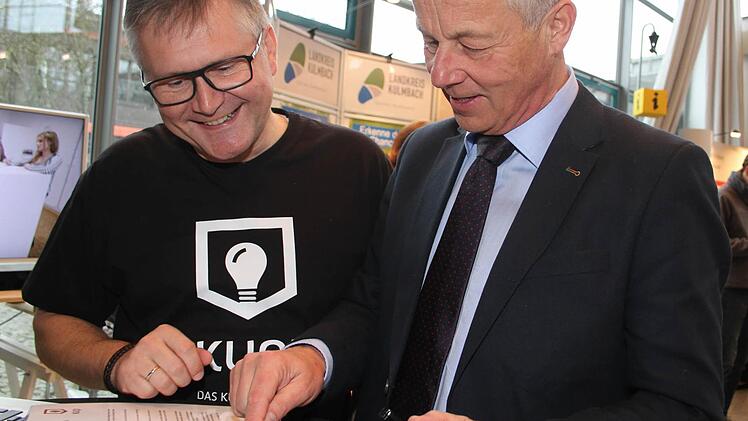 Werbeagentur-Chef Hans-Peter Brendel (links) bat den Vorsitzenden des Arbeitskreises Schule-Wirtschaft, Michael Pfitzner, zum Kumpel-Test. Foto: Sonja Adam