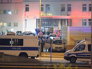 Einsatzkr&auml;fte von Polizei, Staatsanwaltschaft, Steuerfahndung und Zoll durchsuchen das Gro&szlig;bordell "Artemis" in Berlin Foto: Paul Zinken, dpa