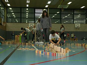 Tausende von Dominosteinen wurden am Mittwoch in der Dreifachturnhalle des Schulzentrums Haßfurt aufgebaut. Die Aktion sollte den Fünftklässlern helfen, sich als Klassenverband zu finden. Foto:s Sabine Weinbeer