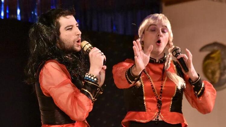 René Haßfurther (links) und Markus Simon sorgten zu Beginn des "Bunten Abends" der Sportfreunde Holzhausen als "Conchita und Wurst" gleich für Stimmung.