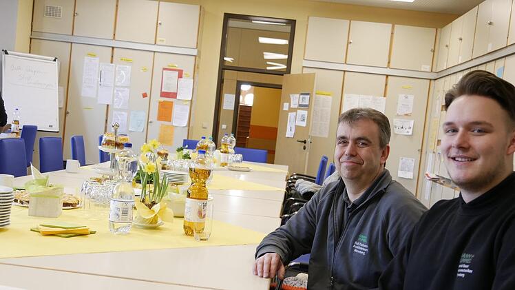 Meister Ralf Eichhorn vom Ausbildungsteam der Sonneberger Firma Mann+Hummel brachte Azubi Dominik Bauer (2. Lehrjahr Verfahrensmechaniker,von links) mit, der den jungen Leuten auf Augenhöhe vom Lehralltag berichten konnte.  Foto: Manja von Nida