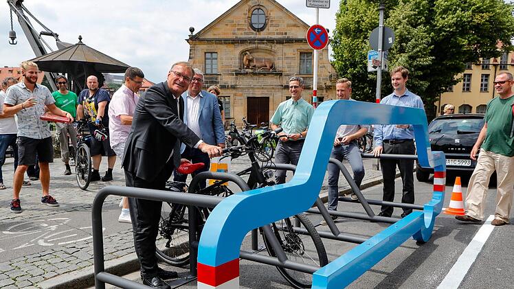 OB Andreas Starke stellt das erste Rad im  "Car Bike Port" ab. Foto: Matthias Hoch