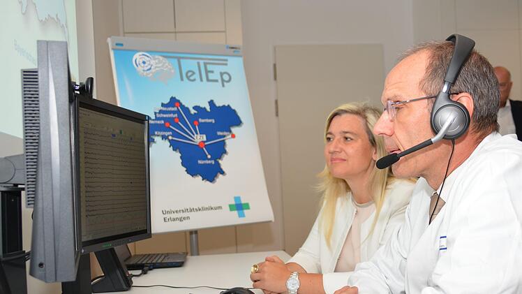 Ministerin Huml und Professor  Hajo Hamer demonstrieren, wie Telemedizin funktioniert.  Foto: Rabenstein