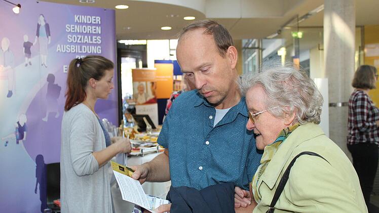 Ein Sohn informierte sich mit seiner Mutter.