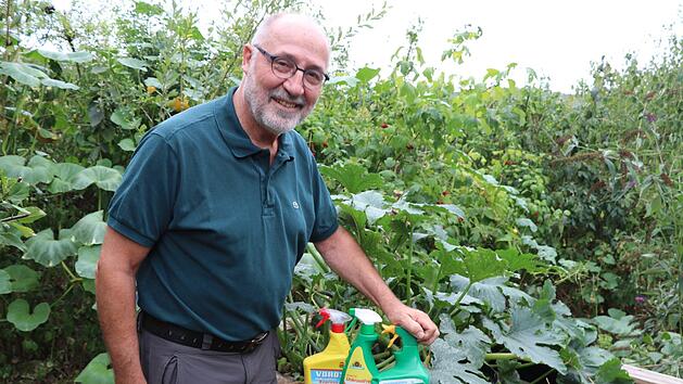 Es geht auch anders: Gr&uuml;nen-Stadtrat Peter Witton findet schon lange in den Kronacher Baum&auml;rkten gute Alternativen zum umstrittenen Unkrautvernichter Glyphosat. Foto: Rainer Glissnik