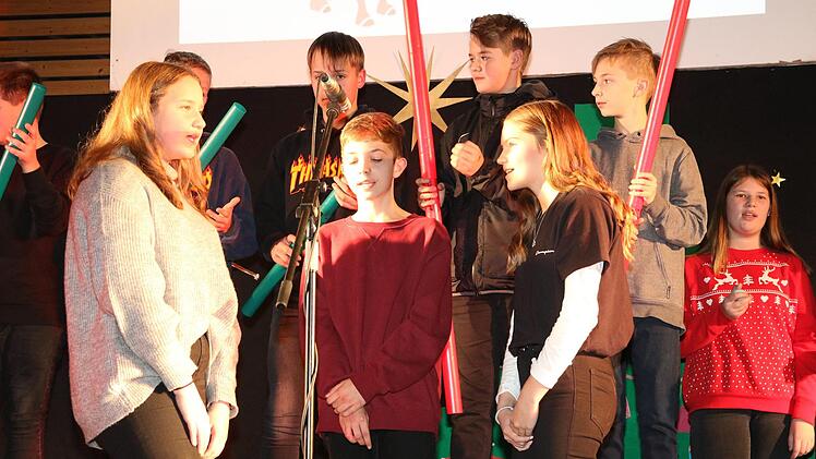 Die Klasse 7d mit dem Song "Rudolph" Foto: Wolfgang Desombre