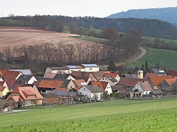 Blick auf Schönbrunn: Auf der grünen Wiese vor den Häusern soll das Baugebiet "Eichholz" mit sechs Bauparzellen entstehen.  Foto: Günther Geiling