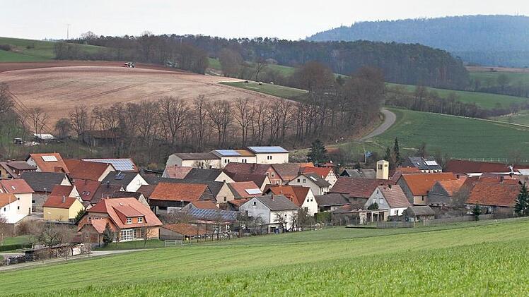 Blick auf Schönbrunn: Auf der grünen Wiese vor den Häusern soll das Baugebiet "Eichholz" mit sechs Bauparzellen entstehen.  Foto: Günther Geiling