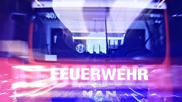 Wohl durch eine Zigarette brach am Freitag in einer Klinik im Landkreis Schweinfurt ein Feuer aus. Ein 81-jähriger wurde lebensgefährlich verletzt. Symbolbild: Ferdinand Merzbach