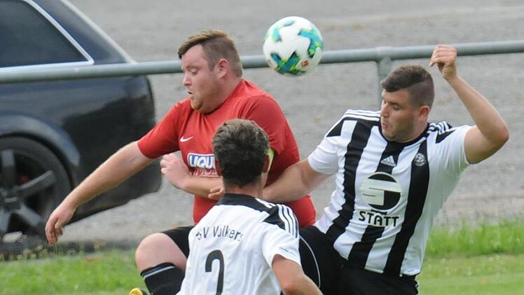 Das Duell von Lukas Meder (rotes Trikot) von der künftigen SG Obereschenbach/Morlesau gegen Timo Ipek, (vorne) und  Manuel Zeitz (beide TSV Volkers) wird es in der neuen Saison wieder geben. Foto: ssp