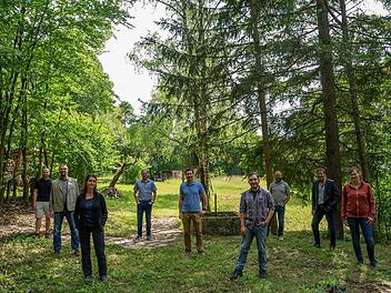 Die Leitung des Vereins Waldkindergarten Ramsthal mit dem zukünftigen Mitarbeitern (von links): Sebastian Brand (Schriftführer), Christian Klein (3. Vorstand), Heidi Wolf (Kinderpflegerin), Florian Wahler (2. Vorstand), Andreas Günder (1. Vorstand), Stephen Rundell (Kindergartenleitung und Erzieher), Thorsten Schmitt (Kassier), Rainer Morper (1. Bürgermeister und Beisitzer) und Stephanie Netzl (Erzieherin).  Foto: Andreas Lomb