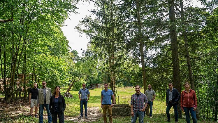 Die Leitung des Vereins Waldkindergarten Ramsthal mit dem zukünftigen Mitarbeitern (von links): Sebastian Brand (Schriftführer), Christian Klein (3. Vorstand), Heidi Wolf (Kinderpflegerin), Florian Wahler (2. Vorstand), Andreas Günder (1. Vorstand), Stephen Rundell (Kindergartenleitung und Erzieher), Thorsten Schmitt (Kassier), Rainer Morper (1. Bürgermeister und Beisitzer) und Stephanie Netzl (Erzieherin).  Foto: Andreas Lomb