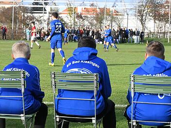 Der Nachwuchs der SG Bad Kissingen bestaunt  das Bezirksliga-Match des FC 06 Bad Kissingen gegen den TSV Trappstadt. Foto: Hopf