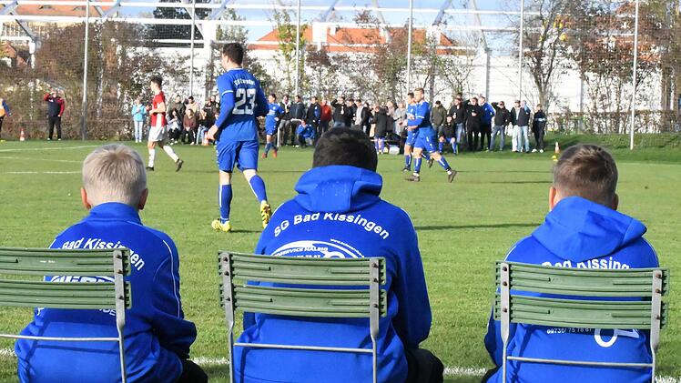 Der Nachwuchs der SG Bad Kissingen bestaunt  das Bezirksliga-Match des FC 06 Bad Kissingen gegen den TSV Trappstadt. Foto: Hopf