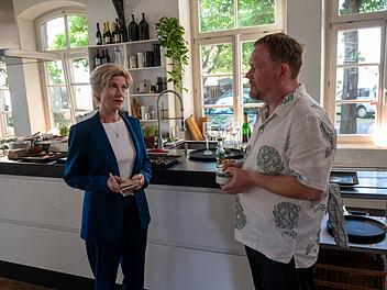 Kriminalhauptkommissarin Martina Seiffert (Astrid M. F&uuml;nderich) und ihr Team ermitteln zu Beginn der neuen "SOKO Stuttgart"-Staffel an der Kochschule von Paul Thiel (Oliver Br&ouml;cker).
