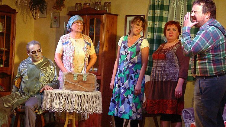 Pfarrer Michael Erhart (links) in Aktion.