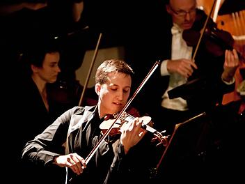 Coburgs Konzertmeister Martin Emmerich beeindruckte als Solist im Violinkonzert von Erich Wolfgang Korngold. Foto: Jochen Berger