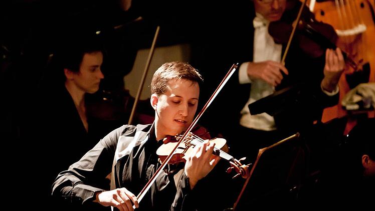 Coburgs Konzertmeister Martin Emmerich beeindruckte als Solist im Violinkonzert von Erich Wolfgang Korngold. Foto: Jochen Berger
