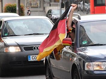 Autokorso in der Coburger Hindenburgstraße nach dem 1:0-Sieg des deutschen Teams. Foto: Jochen Berger
