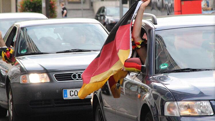 Autokorso in der Coburger Hindenburgstraße nach dem 1:0-Sieg des deutschen Teams. Foto: Jochen Berger