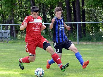 Kreisliga 1: Die Niederndorfer um Kevin Huber (rechts) lieferten sich ein Duell auf Augenhöhe mit dem engagierten Tabllenvorletzten und setzten kurz vor Schluss den Lucky Punch.