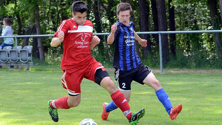 Kreisliga 1: Die Niederndorfer um Kevin Huber (rechts) lieferten sich ein Duell auf Augenhöhe mit dem engagierten Tabllenvorletzten und setzten kurz vor Schluss den Lucky Punch.
