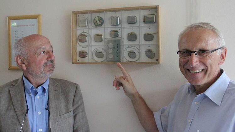 Der Chefarzt Inneren Abteilung am Krankenhaus Ebern, Dr. Ants Lohmus, zeigt auf verschiedene Herzschrittmachermodelle. Links Dr. Gottfried Hofmann i.R., der als Internist im Jahr 1979 bei der ersten Herzschrittmachertransplantation im Krankenhaus Ebern verantwortlicher Internist war.  Foto: Helmut Will
