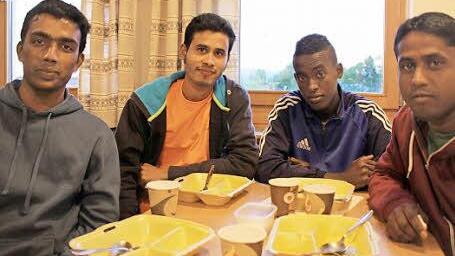 Mohammed Ali aus Somalia (Zweiter von rechts) kann sich auf Englisch verständigen. Seine Freunde aus Pakistan und Bangladesh tun sich mit der Sprache noch schwer.  Foto: Katrin Geyer