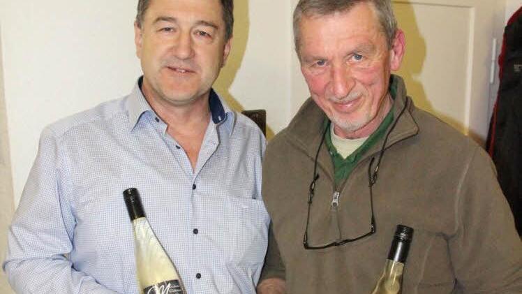Stolz präsentieren Norbert Scheichenost, Vorsitzender des Vereins für Gartenbau und Landespflege, und "Hobbywinzer" Wilhelm Greiff (von links) den ersten Wein aus Untermerzbach. "Merzbacher Tafelglück" wurde er "getauft." Foto: Helmut Will