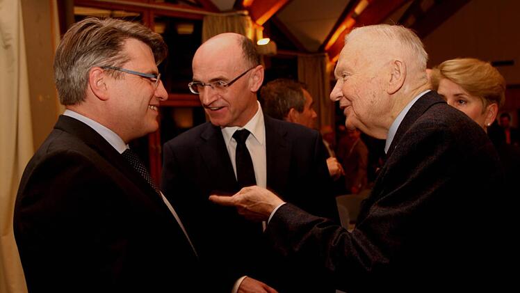 Aktiv wie eh und je: Staatssekretär a.D. Dr. Albert Meyer, der in wenigen Wochen seinen 90. Geburtstag feiert, im Gespräch mit Justizminister Winfried Bausback und Landrat Wilhelm Schneider (von links). Foto: Günther Geiling