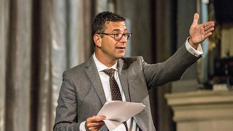 Coburgs Intendant Bodo Busse begrüßt das künstlerische Ensemble und die Mitarbeiter hinter den Kulissen zum Probenauftakt im Landestheater.Foto: Jochen Berger