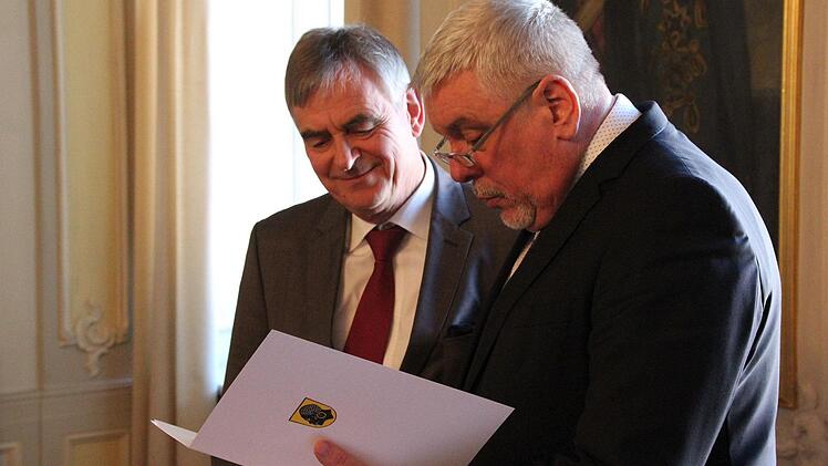 Oberbürgermeister Norbert Tessmer (rechts) verlieh Prof. Gerhard Lindner die Medaille "Die Stadt Coburg dankt" in Silber. Foto: Ulrike Nauer