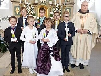 Ihre Erstkommunion feierten (von links) Norwig Lauterbach, Daniel Pittroff, Lara Bauer, Timo Hahn, Ronja Hummel, Luca Küffner und Paul Müller. Mit im Bild Pater Silvester Fotos: Klaus-Peter Wulf