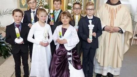 Ihre Erstkommunion feierten (von links) Norwig Lauterbach, Daniel Pittroff, Lara Bauer, Timo Hahn, Ronja Hummel, Luca Küffner und Paul Müller. Mit im Bild Pater Silvester Fotos: Klaus-Peter Wulf