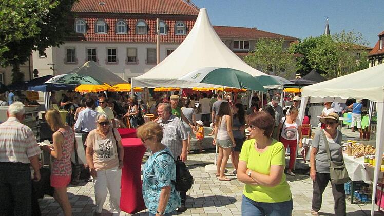Trotz nahe sommerlicher 30 Grad hatte der Naschmarkt den ganzen Tag regen Zulauf.  Foto: Winfried Ehling
