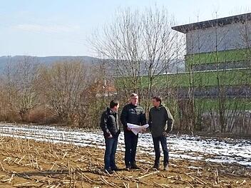 Ortstermin am Standort der geplanten Litzendorfer Doppelsporthalle (von links: Kämmerer Andreas Peter, Bürgermeister Wolfgang Möhrlein und Schulleiter Gerald Dorn)  Foto: Andrea Spörlein
