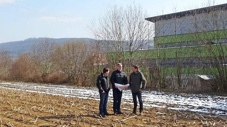Ortstermin am Standort der geplanten Litzendorfer Doppelsporthalle (von links: Kämmerer Andreas Peter, Bürgermeister Wolfgang Möhrlein und Schulleiter Gerald Dorn)  Foto: Andrea Spörlein