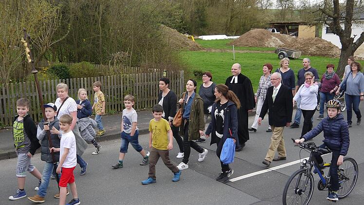 In Gleußen standen viele Menschen an der Straße, um die Ankunft der neuen Glocken für die evangelische Kirchengemeinde  live mitzuerleben. Nach Pfingsten wird das neue Geläut erstmals zu hören sein.Berthold Köhler