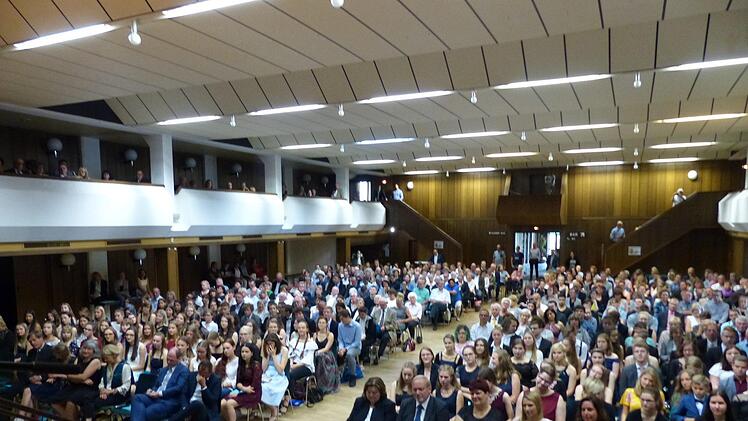 Die feierliche Zeugnisübergabe in der Jahnhalle war gut besucht. Foto: Pauline Lindner