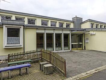Das Gebäude der früheren Grundschule in Stettfeld: Der Gemeinderatsbeschluss zur Vermietung der Stettfelder Grundschule an die Lebenshilfe bleibt bestehen. Der Antrag der Stettfelder Dorfgemeinschaft auf Rücknahme des Beschlusses wurde mehrheitlich abgelehnt.  Foto: Christian Ziegler
