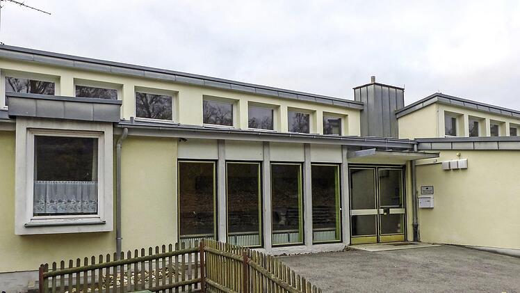 Das Gebäude der früheren Grundschule in Stettfeld: Der Gemeinderatsbeschluss zur Vermietung der Stettfelder Grundschule an die Lebenshilfe bleibt bestehen. Der Antrag der Stettfelder Dorfgemeinschaft auf Rücknahme des Beschlusses wurde mehrheitlich abgelehnt.  Foto: Christian Ziegler