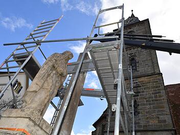 Diese Woche stand das Ehrenmal zum letzten Mal auf  dem Hallstadter Marktplatz. Nach  Reinigung und Restaurierung wird es künftig im Friedhof aufgestellt. Foto: Ronald Rinklef