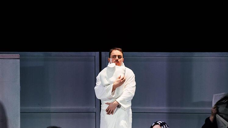 "Neues vom Tage": Szene aus der Coburger Erstaufführung von Paul Hindemiths Oper am Landestheater.Foto: Sebastian Buff