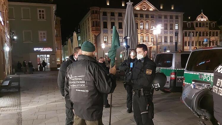 Ein Anh&auml;nger des "III. Weges" bep&ouml;belte Polizisten.