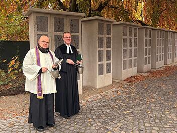 Neue Urnenstelen in Forchheim gesegnet: Bestattungsangebot erweitert